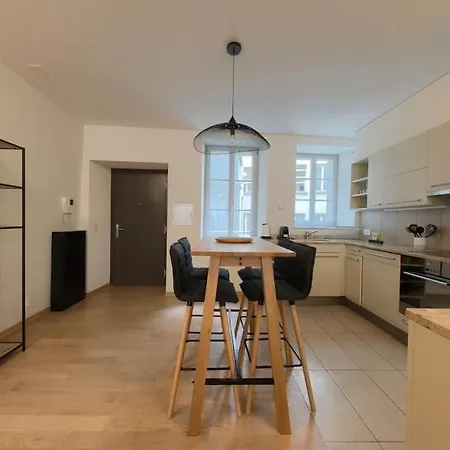 Апартаменты Charming 2-bedroom In The Heart Of Rsf2 *