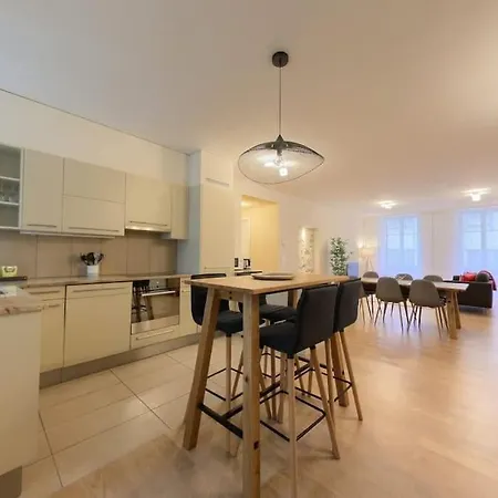 Апартаменты Charming 2-bedroom In The Heart Of Rsf2